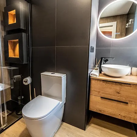 Luxury Refurnished With Private Parking Close To Slopes Apartment