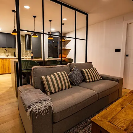 Apartment Luxury Refurnished With Private Parking Close To Slopes *