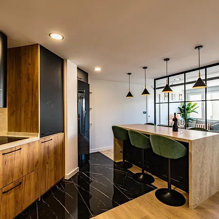 Apartment Luxury Refurnished With Private Parking Close To Slopes *