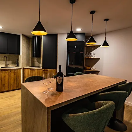 Luxury Refurnished With Private Parking Close To Slopes Apartment *