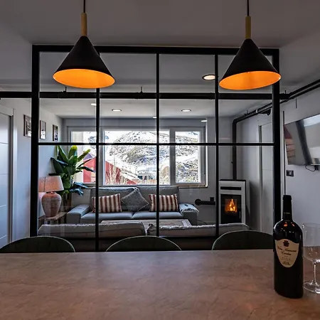 Luxury Refurnished With Private Parking Close To Slopes Apartment
