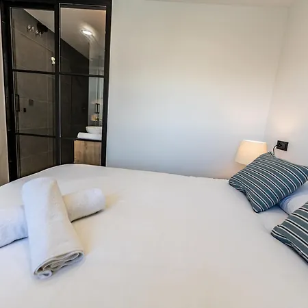 Luxury Refurnished With Private Parking Close To Slopes