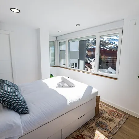 Luxury Refurnished With Private Parking Close To Slopes Apartment